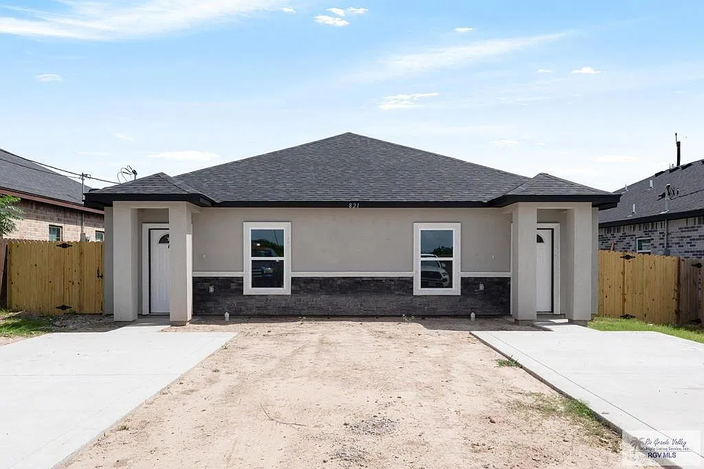 3 bed, 2.0 bath, 1200 sqft, $1,300 — Photo 1