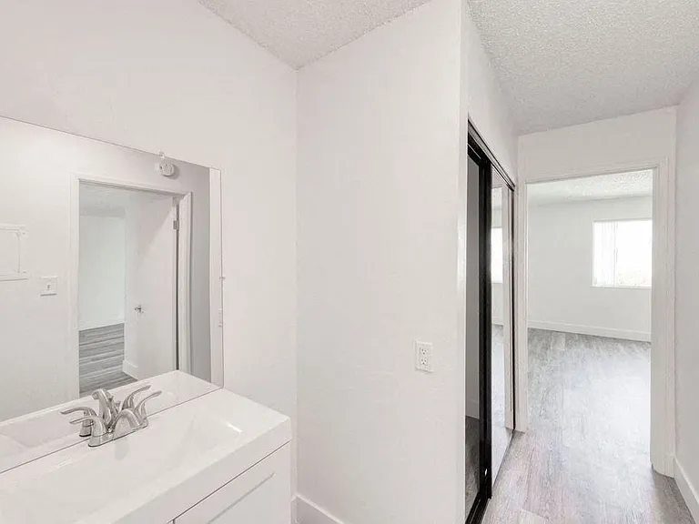 424 Callan Ave — Photo 10