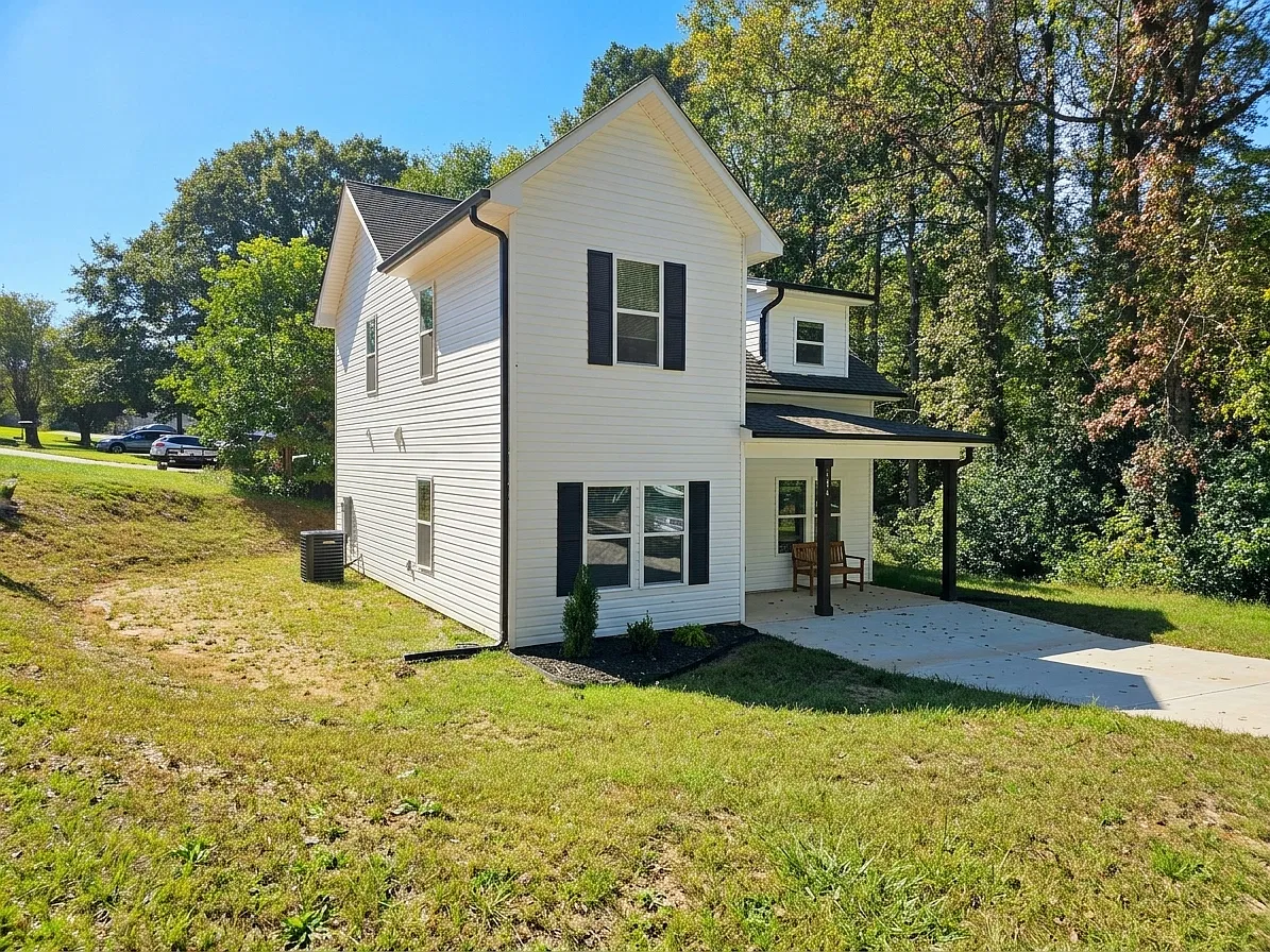 4 bed, $1,850 — Photo 2