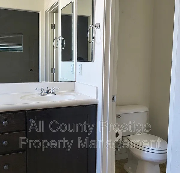 815 E Rose Ln #110 — Photo 8