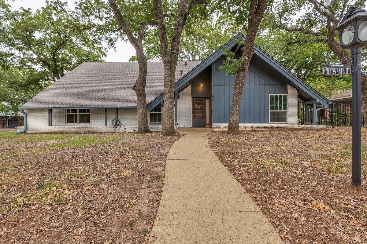 5 bed, 3.5 bath, 2782 sqft, $3,190 — Photo 2