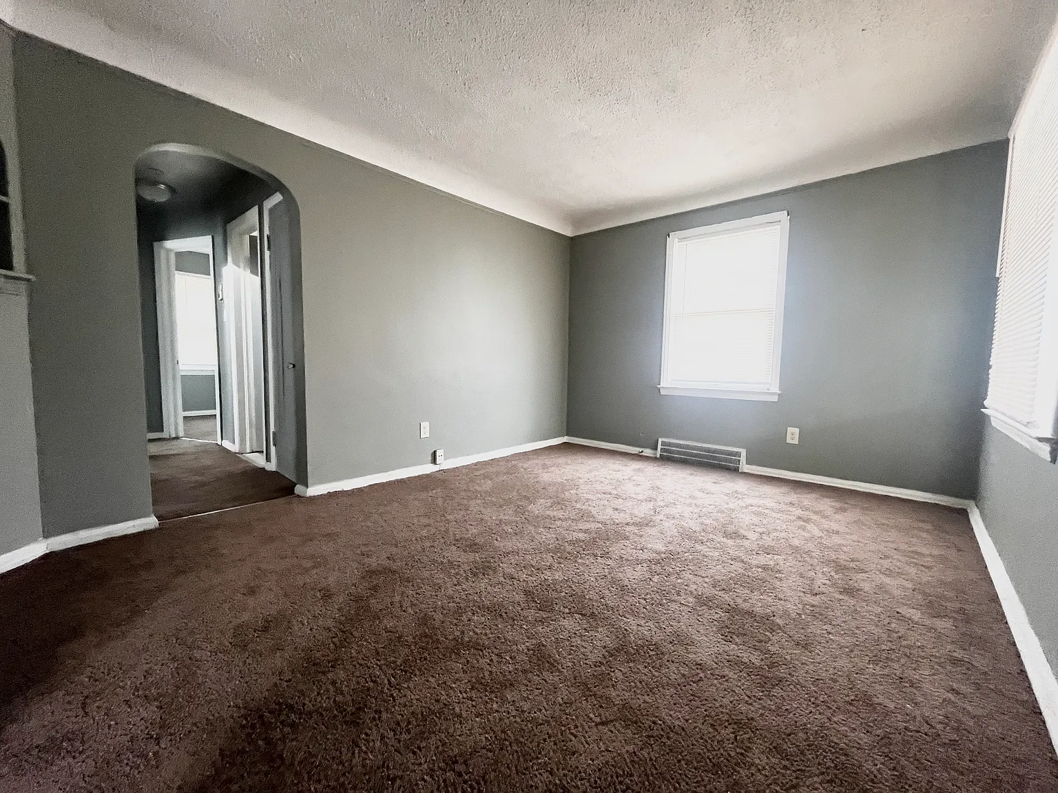3 bed, 863 sqft, $1,050 — Photo 2