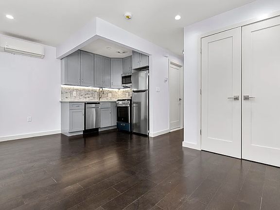 3rd image of 605 Bainbridge St APT 3