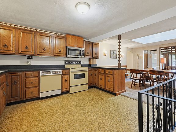 4th image of 121 Park Cir