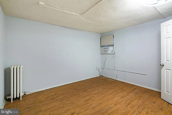 1 bed, 1.0 bath, 3200 sqft, $1,250 — Photo 2