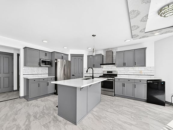 5th image of 1549 37c Ave NW