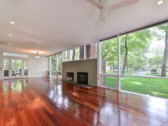 3rd image of 2412 Brentwood Pl