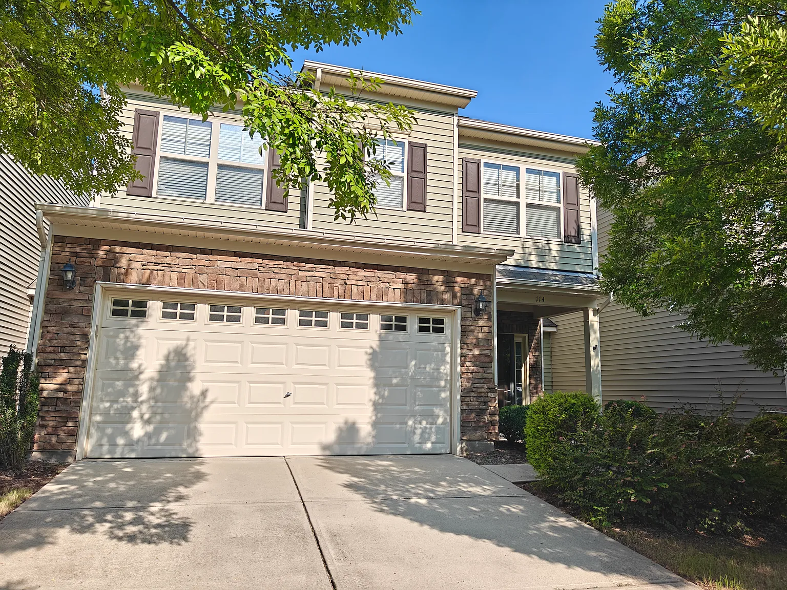 3 bed, 2.5 bath, 1994 sqft, $2,100 — Photo 1