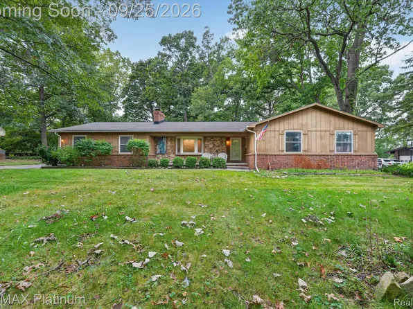 9780 Daleview Dr, South Lyon, MI 48178