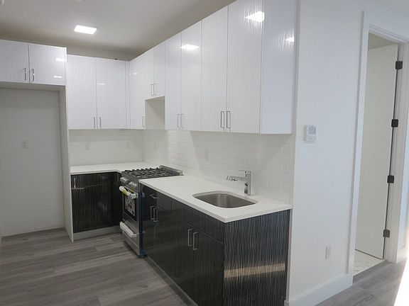2nd image of 428 Wythe Ave #4