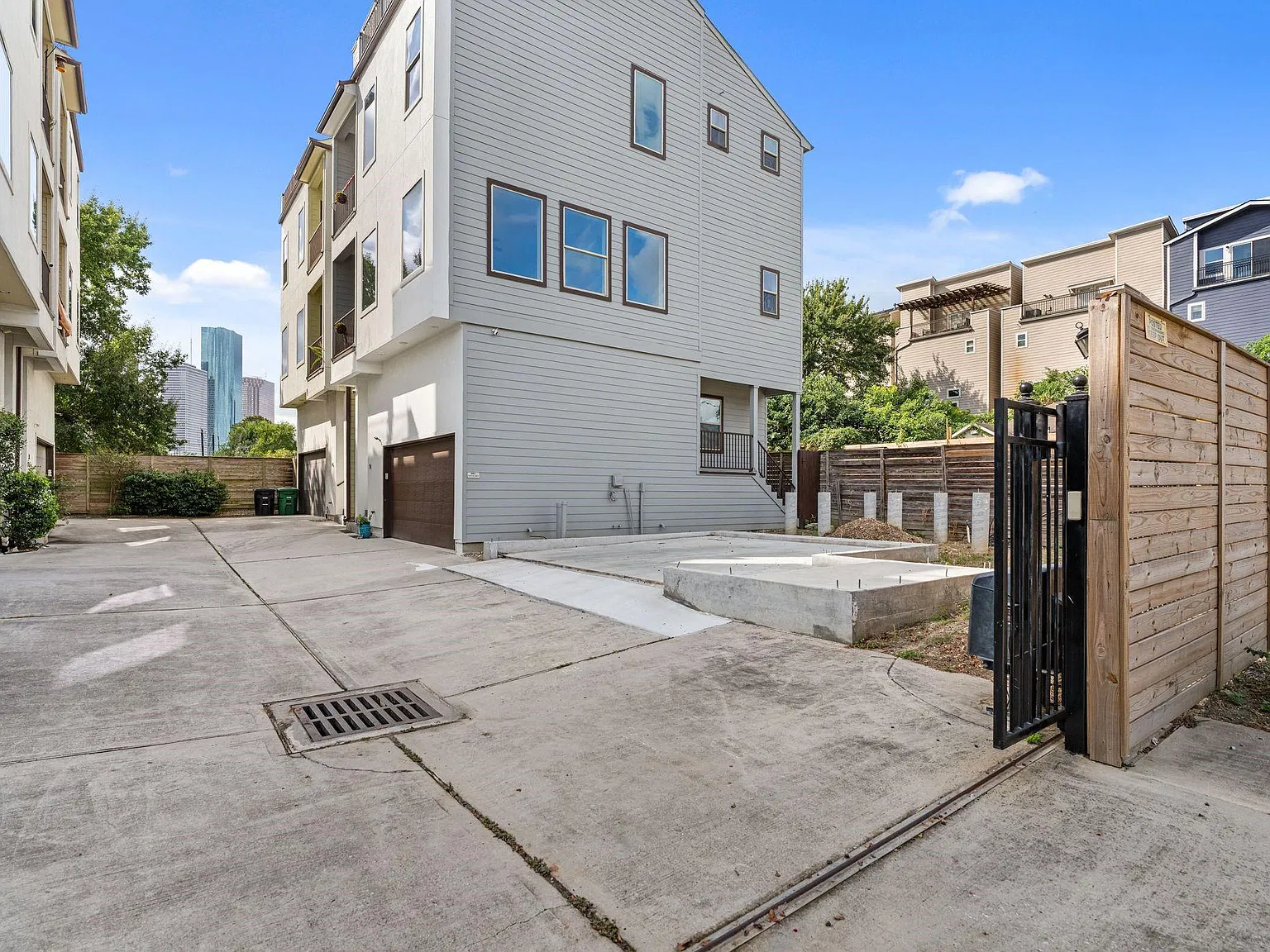 3 bed, 3.5 bath, 2490 sqft, $3,500 — Photo 3