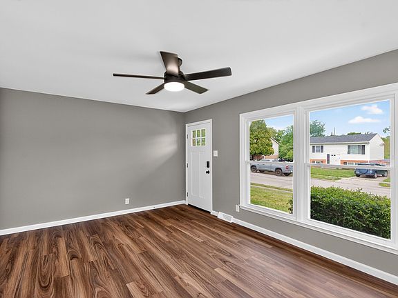 3rd image of 374 Gawaine Dr