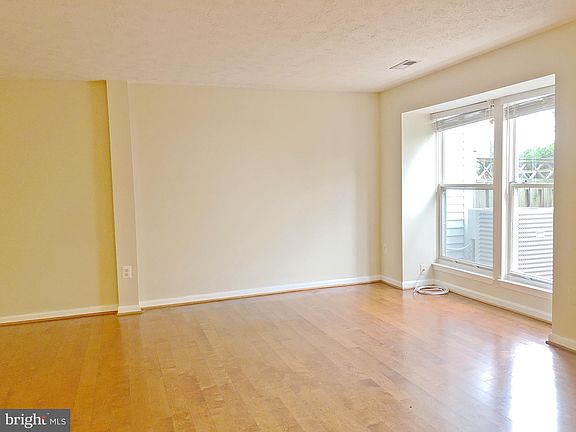 4th image of 427 Palmspring Dr