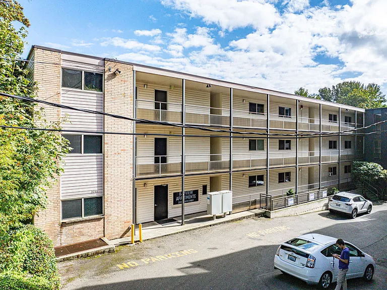 Bayview Apartments — Photo 1