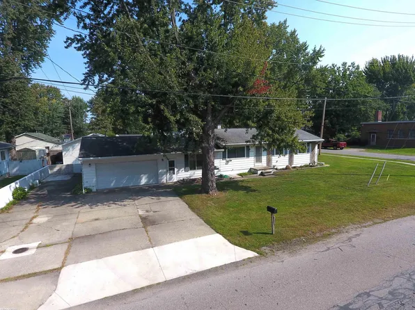 902 Liberty St, Algonac, MI 48001