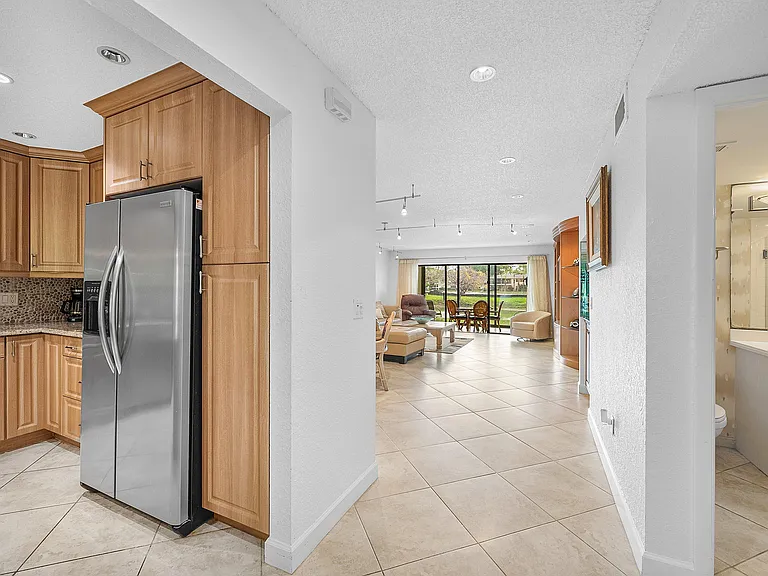 22 Westgate Ln #E — Photo 2