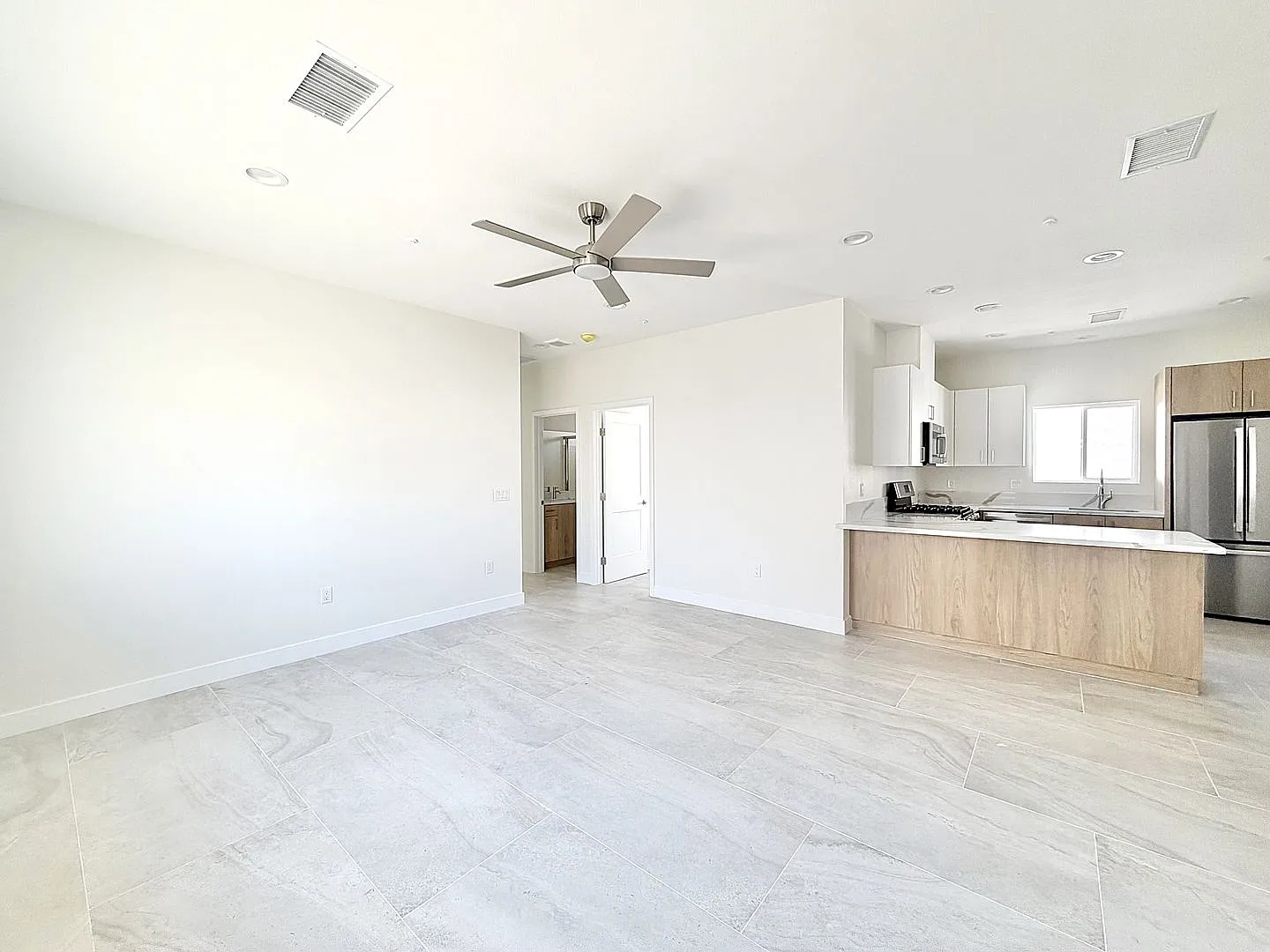 Available Now!! Beautiful 3 Bedroom 2 Bathroom Home In Cathedral City! — Photo 4