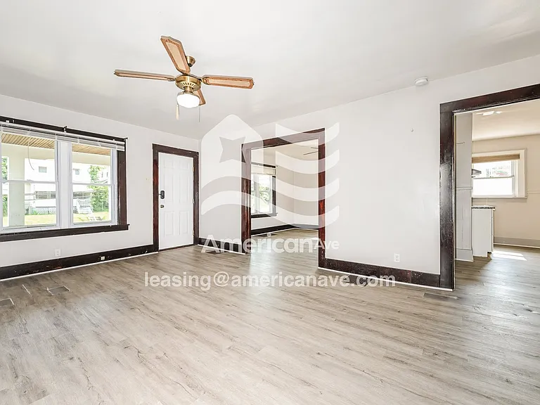 1394172_004_living_room_4.jpg