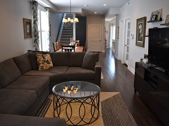 4th image of 3026 N Hoyne Ave