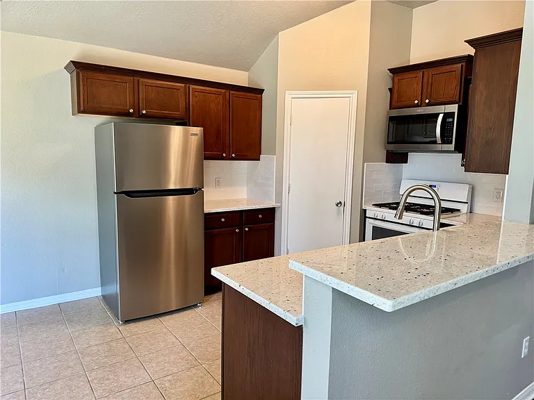 3702 Meadow View Dr — Photo 10