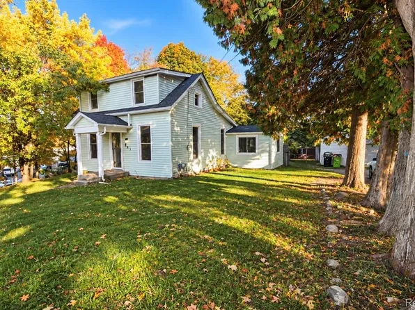 201 4th St, Fenton, MI 48430