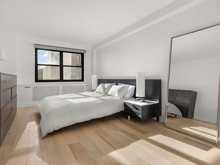 210 E 15th St #9L — Photo 5