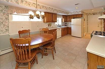 5th image of 627 Quackenbush Ave