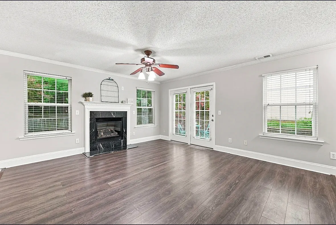 3 bed, 2.5 bath, 1370 sqft, $1,995 — Photo 2