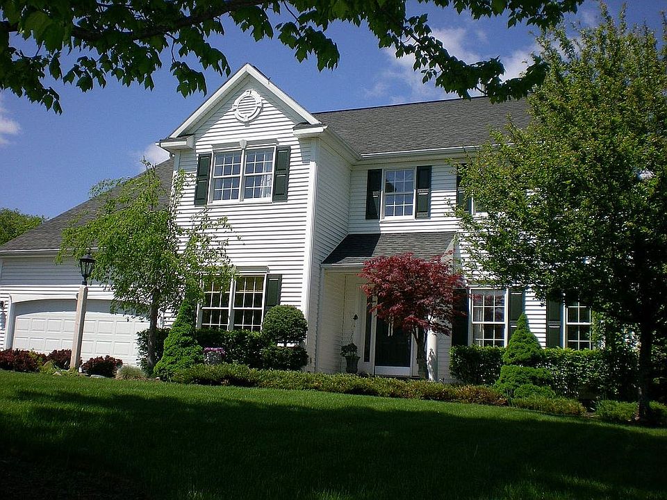 upgraded colonial on small culd-de-sac