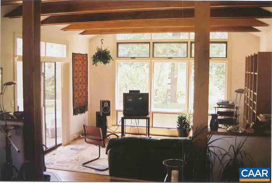 3 bed, 2.0 bath, 1600 sqft, $2,100 — Photo 3