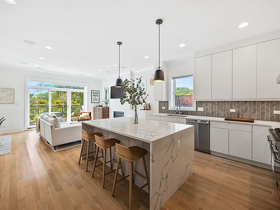 2nd image of 2028 W Le Moyne St Unit 3W