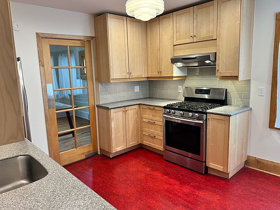 3rd image of 215 Warwick St SE #1