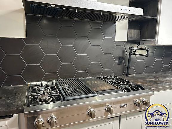 5th image of 8039 SE Berryton Rd