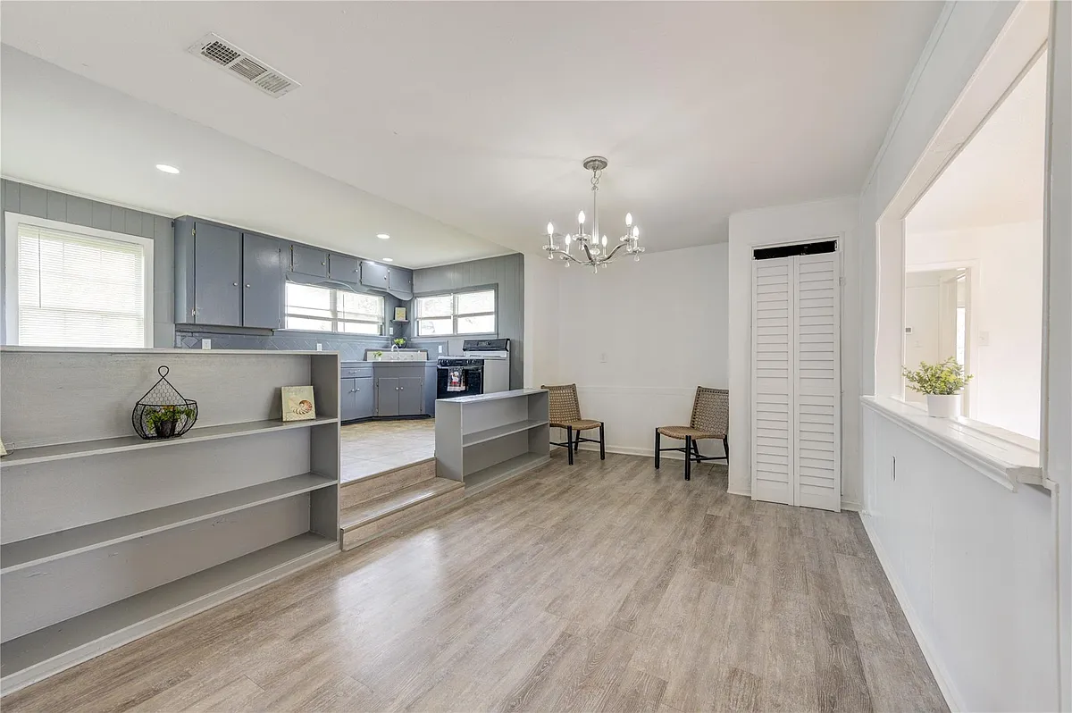 Building Photo - 2205 Kingsdale Dr