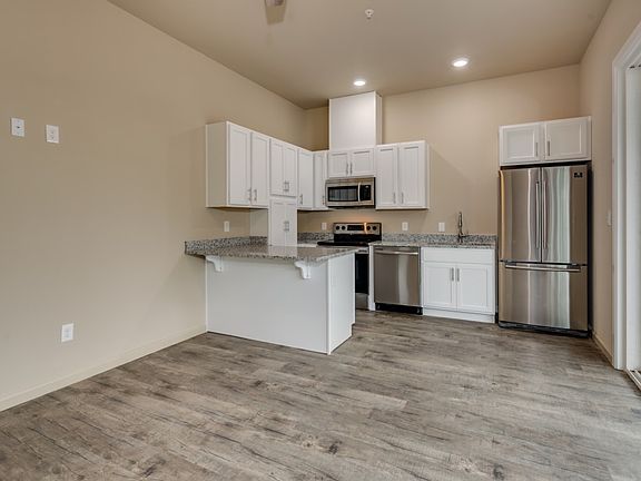 2nd image of 1008 Elmwood Dr