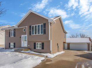 8539 Ridgeview Dr, Des Moines, IA 50320