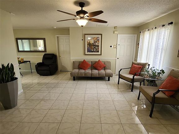3rd image of 322 Clearwater Ln