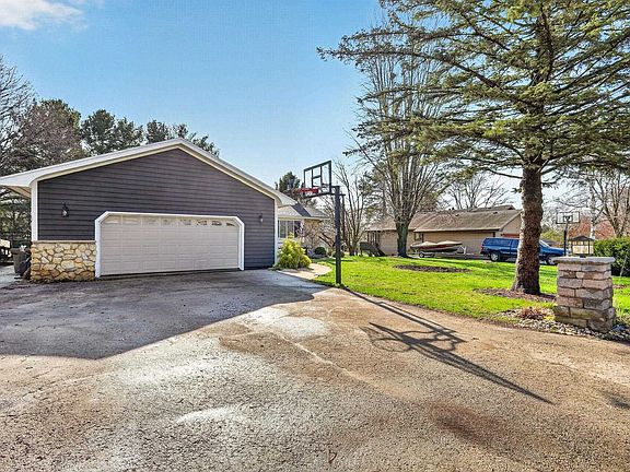 3rd image of 115 W Ridge Cir
