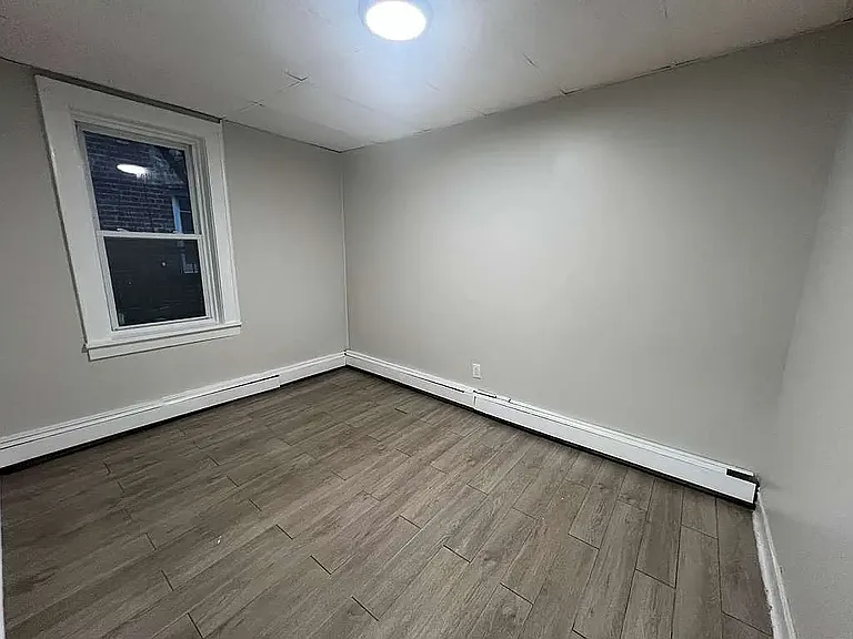 546 E 38th St #10 — Photo 8