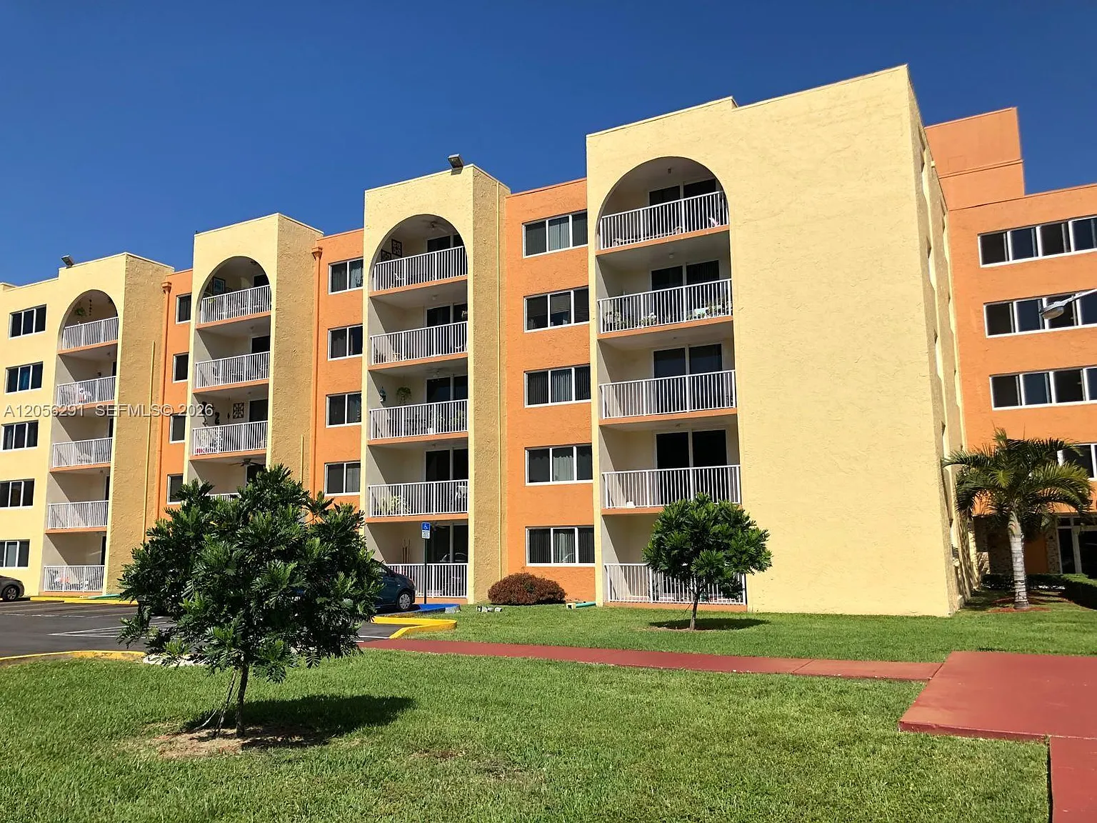 Coral Gate West Condo — Photo 1