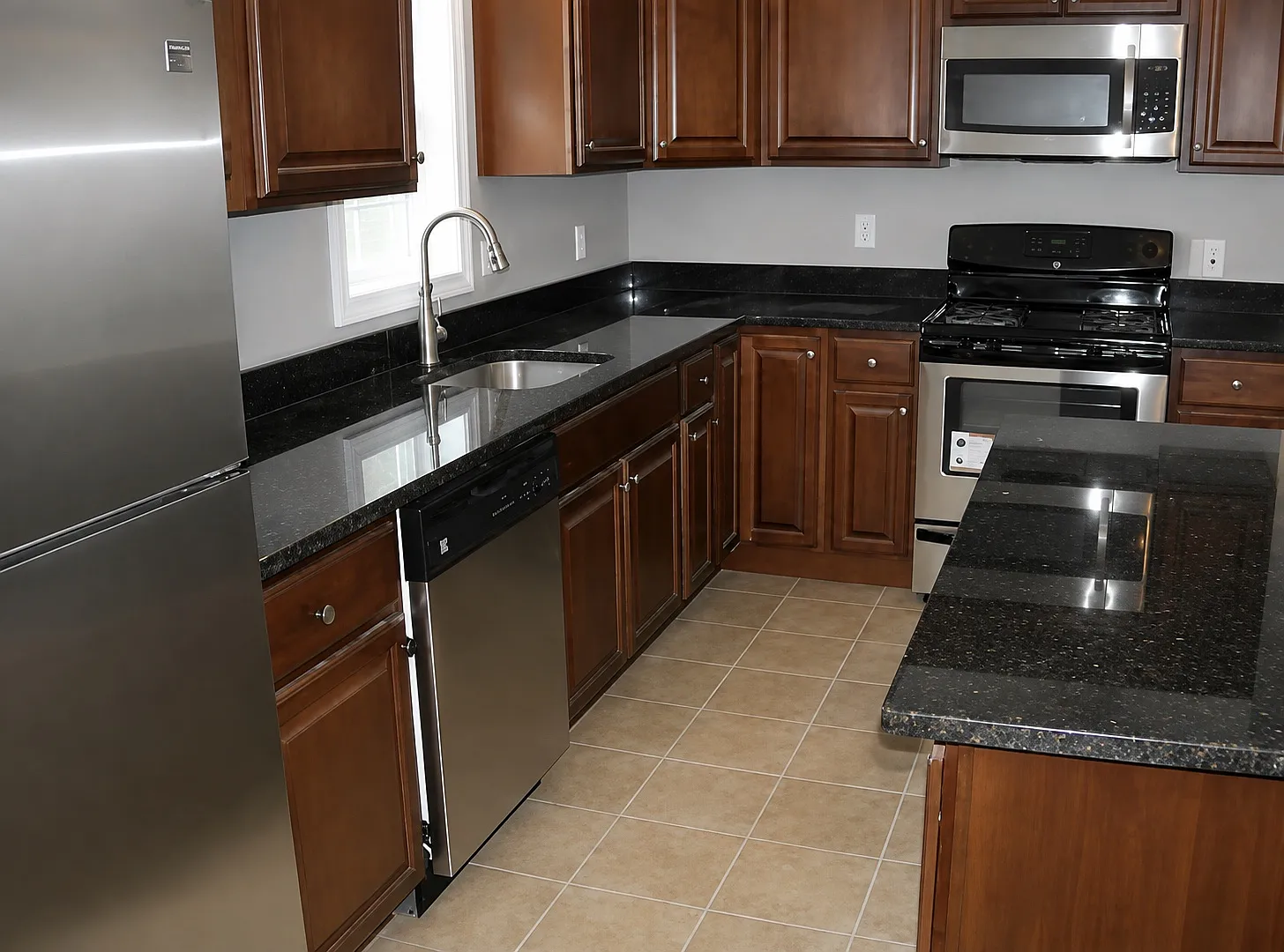 3 bed, 1.5 bath, 1443 sqft, $2,800 — Photo 3