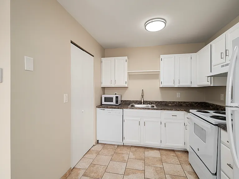 Old Carriage House Apartments — Photo 14