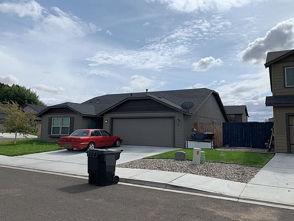 2nd image of 221 Kokanee Dr
