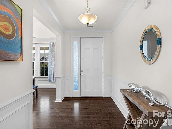 4th image of 930 Parkland Pl NW