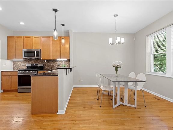 4th image of 2551 W Ainslie St APT 1