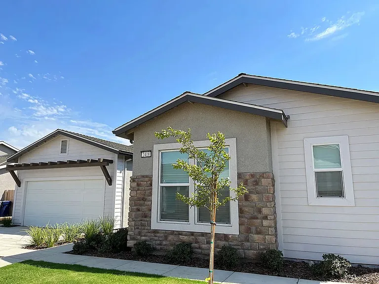 2418 Bastidas Dr — Photo 12