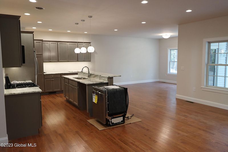 4th image of 886 Upper Sherman Avenue