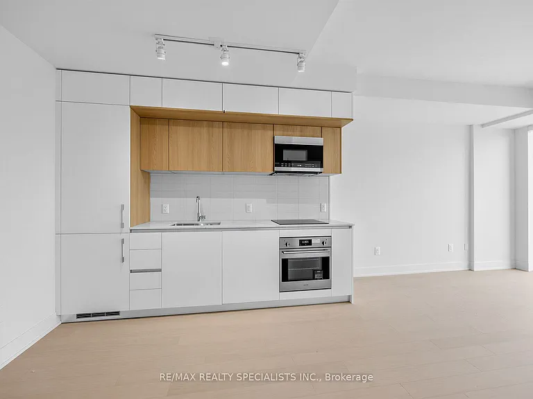 322 Dupont St #907 — Photo 5