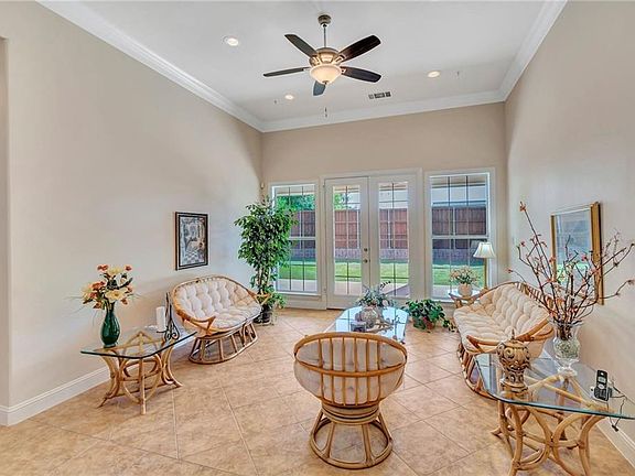 5th image of 610 Eaton Cir