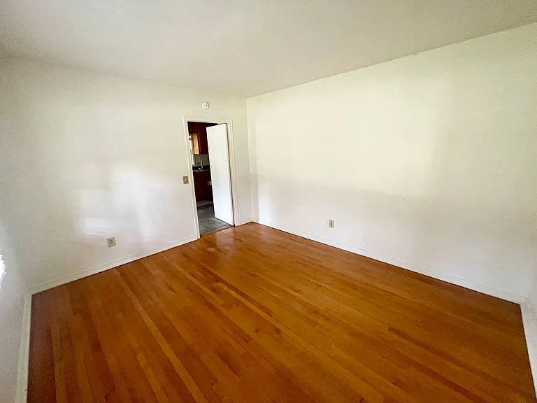 410 E Gov St — Photo 8